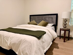 Silitysrauta/-lauta, vauvan matkasänky, Wi-Fi, vuodevaatteet