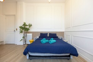 1 bedroom, iron/ironing board, WiFi, bed sheets - LV 1 In the heart of the Avenue des Champs-Elysées (Paris)