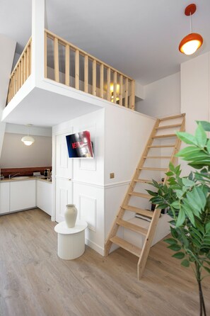 Interior - LV 1 In the heart of the Avenue des Champs-Elysées (Paris)