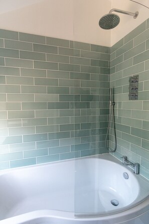 Hair dryer, towels, soap, toilet paper - A contemporary cottage in the heart of Hastings Old Town with parking space, (Hastings)