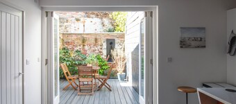 A contemporary cottage in the heart of Hastings Old Town with parking space,