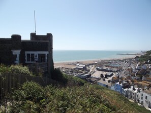Beach nearby - A contemporary cottage in the heart of Hastings Old Town with parking space, (Hastings)