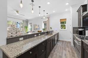 Private kitchen - 6 Bedroom/7Bathroom•Heated Pool• Hot Tub• Gym•Game Room•Outdoor Bar• Near Beach (Seminole)