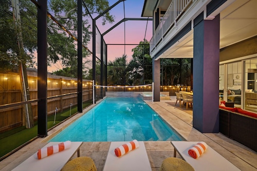6 Bedroom/7Bathroom•Heated Pool• Hot Tub• Gym•Game Room•Outdoor Bar• Near Beach