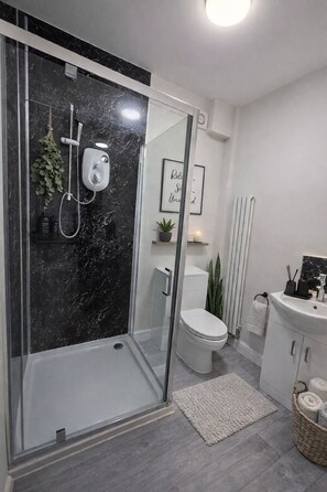 Shower, hair dryer, towels, soap - Cosy Annexe with Double Bedroom and Additional Sofa Bed (Morley)
