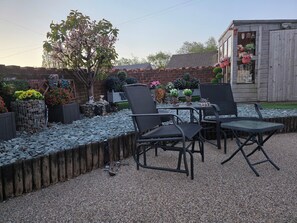 Outdoor dining - Cosy Annexe with Double Bedroom and Additional Sofa Bed (Morley)