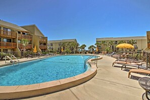 Pool - Cozy Largo Mar condo on the white sands of PCB. (Panama City Beach)