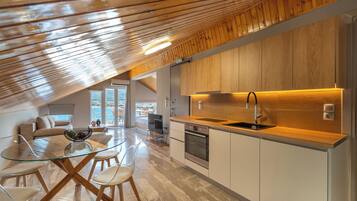 Apartemen, dapur, pemandangan laut | Interior