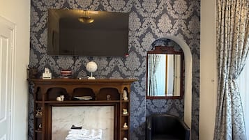 Deluxe Double Room (Room 1 - Deluxe King Suite)