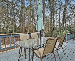 Outdoor dining - Pet Friendly Getaway in PTC (Peachtree City)