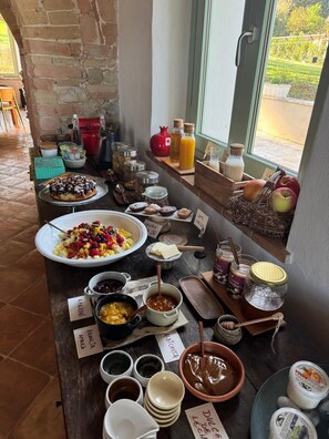Free daily buffet breakfast - Podere Le Marene (Baschi)