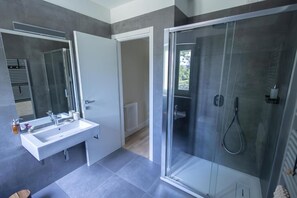 Comfort tweepersoonskamer, uitzicht op wijngaard | Badkamer | Een douche, gratis toiletartikelen, een haardroger, pantoffels