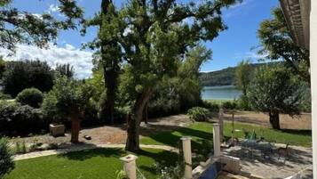 Comfort-Doppelzimmer, Blick auf den Weinberg | Unterkunftsgelände