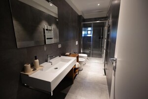 Doppia Comfort, vista lago | Bagno | Doccia, set di cortesia gratuito, asciugacapelli, pantofole
