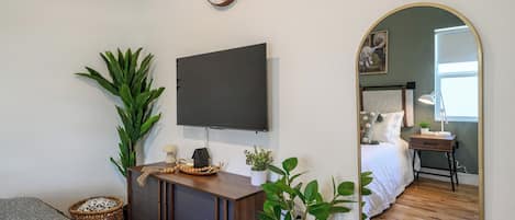2 habitaciones, tabla de planchar con plancha y cuna de viaje