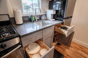 Fully stocked kitchen with cookware, dishes and a coffee maker - 6mile to Disney • OC • 5mi to airport • Garage (Santa Ana)