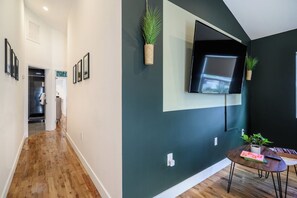 Bright hallway with a gallery wall connecting the living spaces - 6mile to Disney • OC • 5mi to airport • Garage (Santa Ana)
