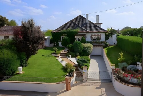 Bed and Breakfast 'Béatrice - Belle Époque' with Shared Pool, Shared Terrace and Wi-Fi