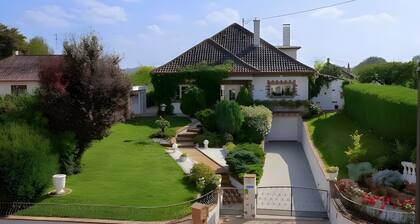 Bed and Breakfast 'BĂ©atrice - Belle Ăpoque' with Shared Pool, Shared Terrace and Wi-Fi