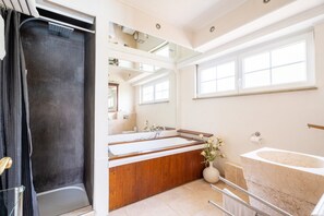 Douche, sèche-cheveux, serviettes fournies