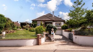 A two-story house with a tiled roof, a front garden, and a gated entrance. - Bed and Breakfast 'Béatrice - Bijou' with Shared Pool, Shared Terrace and Wi-Fi (Hochfelden)