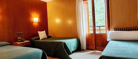 Quarto triplo | Escrivaninha, Wi-Fi de cortesia