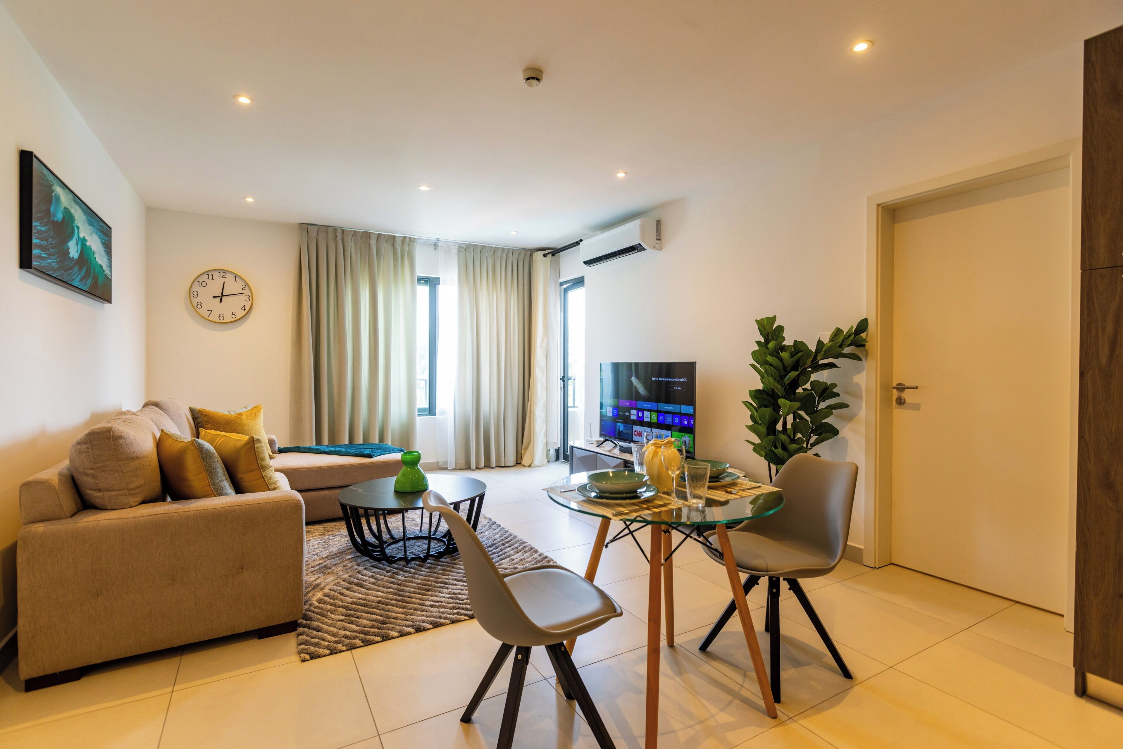 Apartamento conforto, 1 cama Queen, sacada, vista para a cidade | Área de estar