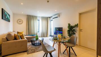 Apartamento conforto, 1 cama Queen, sacada, vista para a cidade | Área de estar