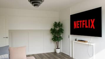 Apartment, 2 Bedrooms, Balcony | Living room | Books