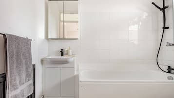 Apartment, 2 Bedrooms, Balcony | Bathroom | Toilet paper