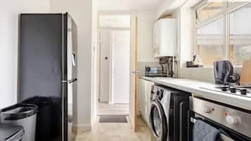 Apartment, 2 Bedrooms, Balcony | Laundry