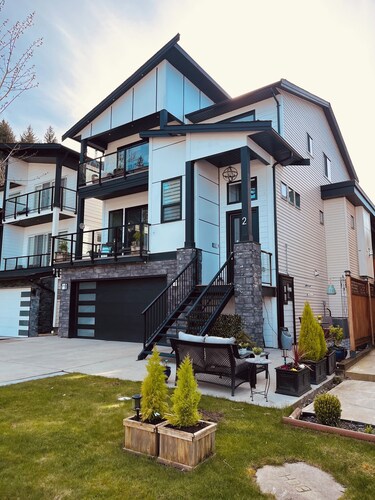 Relax at Green Jade where you will feel at home near lakes and hiking trails