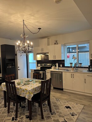 Private kitchen - Relax at Green Jade where you will feel at home near lakes and hiking trails (Chilliwack)