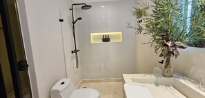 Grand Apartment, 3 Bedrooms, Sea View | Bathroom | Rainfall showerhead, designer toiletries, hair dryer, heated floors