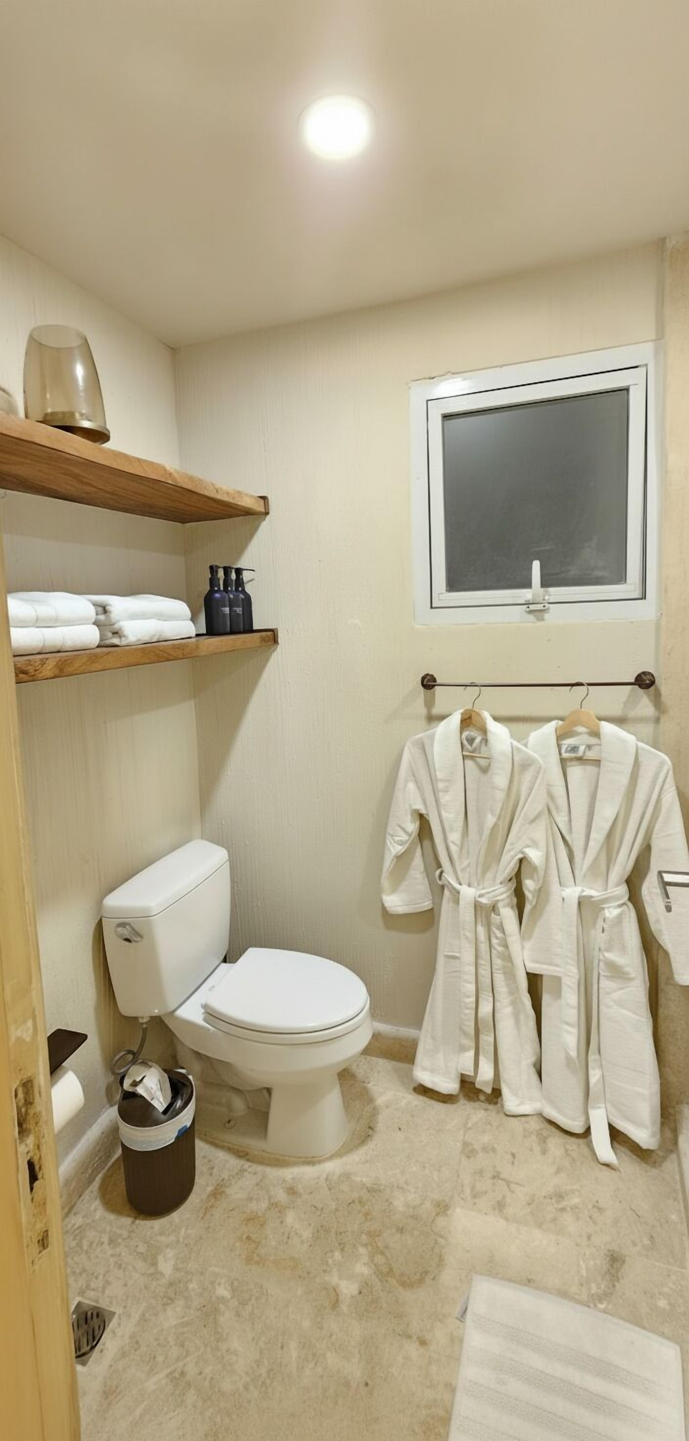 Douche à « effet pluie », articles de toilette de luxe, sèche-cheveux