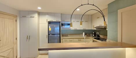Apartamento de lujo, 2 habitaciones, vistas al jardín | Cocina privada | Licuadora, plancha y artículos de limpieza