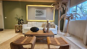 Deluxe Apartment, 2 Bedrooms, Courtyard View | Living area