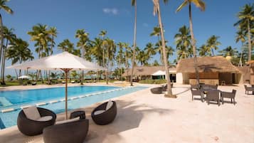 Deluxe Studio | Pool