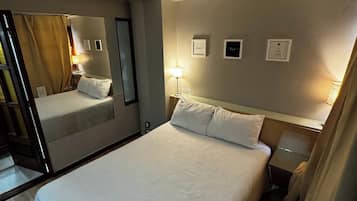 Espacio para trabajar con laptop, wifi gratis y ropa de cama