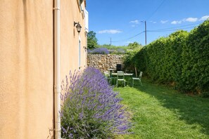 Outdoor dining - Vrbo Property (Quinson)