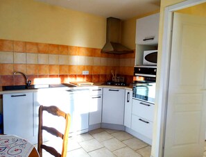 Private kitchen - Gîte 4 pers Verdon - terrace, private garage, Wi-Fi, near Lake Quinson (Quinson)