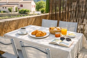 Outdoor dining - Vrbo Property (Quinson)