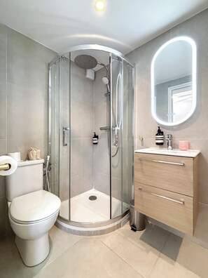 Hair dryer, towels, soap, toilet paper - LV 2 In the heart of the Avenue des Champs-Elysées (Paris)