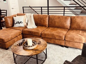 Living area - Superb 3-bedroom, 3.5 baths townhome - walking distance to NRG/near Med Center (Houston)