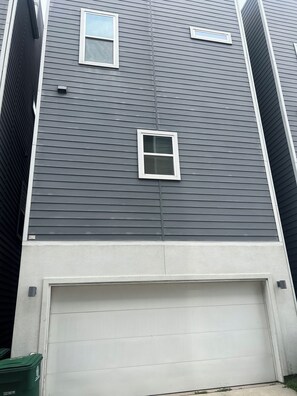 Exterior - Superb 3-bedroom, 3.5 baths townhome - walking distance to NRG/near Med Center (Houston)