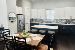 Dining - Superb 3-bedroom, 3.5 baths townhome - walking distance to NRG/near Med Center (Houston)