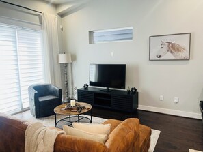 Living area - Superb 3-bedroom, 3.5 baths townhome - walking distance to NRG/near Med Center (Houston)