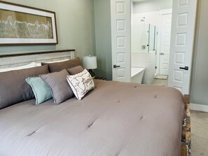 Room - Superb 3-bedroom, 3.5 baths townhome - walking distance to NRG/near Med Center (Houston)