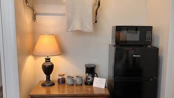 Gallery Room | Private kitchen | Mini-fridge, microwave, coffee/tea maker