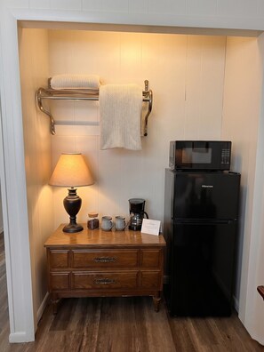Gallery Room | Private kitchen | Mini-fridge, microwave, coffee/tea maker - The Cedar Micro Resort (Sandusky)